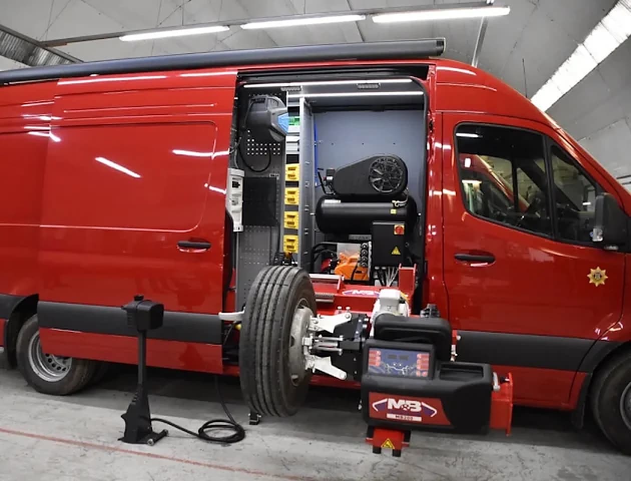 Servicebus met compressor en montagemachine in de zijdeur